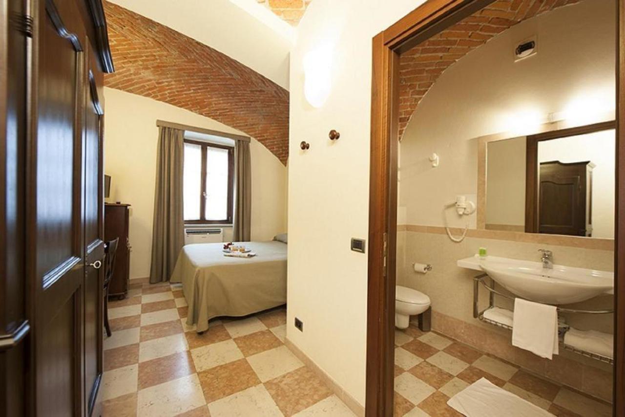 ברה Albergo La Corte Albertina מראה חיצוני תמונה