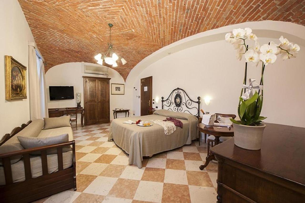 ברה Albergo La Corte Albertina מראה חיצוני תמונה