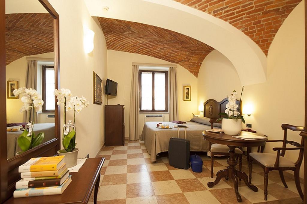 ברה Albergo La Corte Albertina מראה חיצוני תמונה
